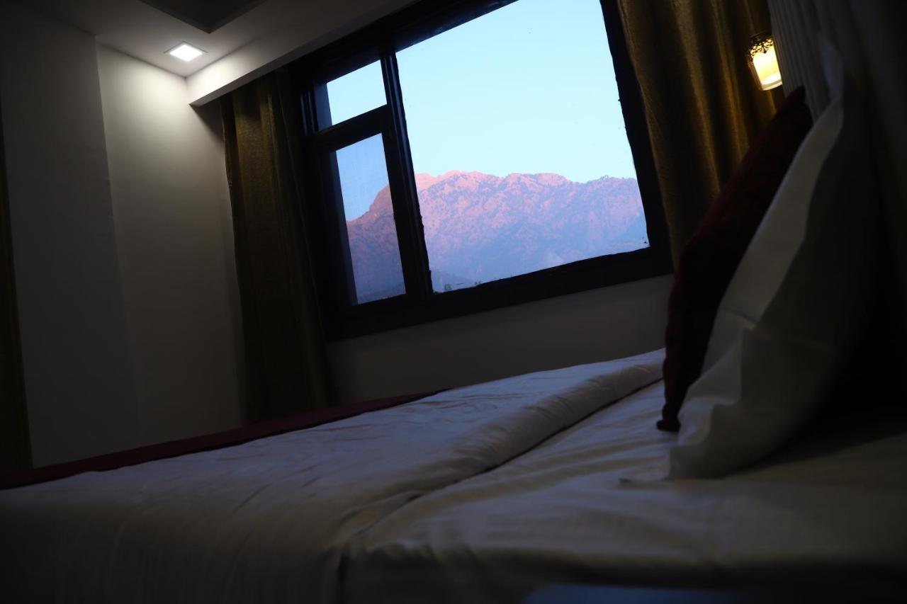 The Divine Oak Hotel Katra  Ngoại thất bức ảnh