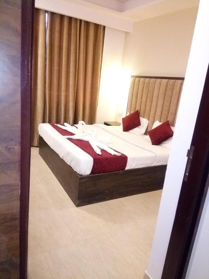 The Divine Oak Hotel Katra  Ngoại thất bức ảnh