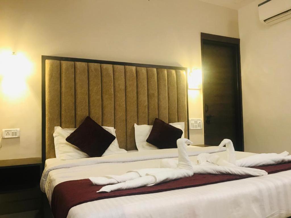 The Divine Oak Hotel Katra  Ngoại thất bức ảnh