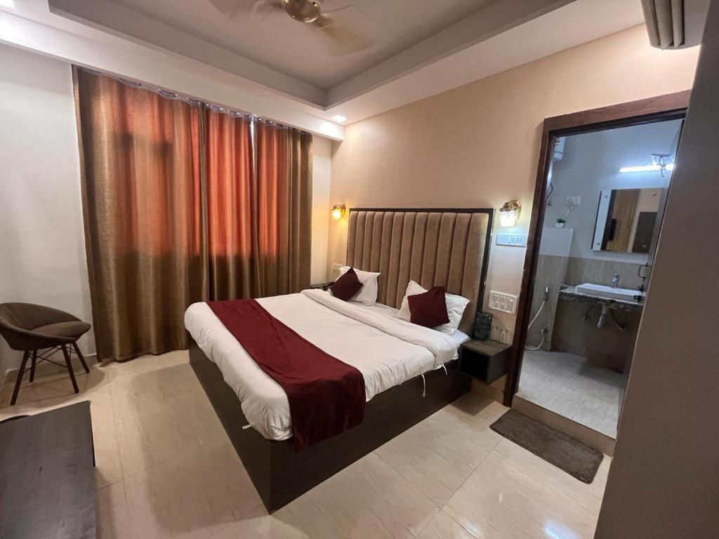 The Divine Oak Hotel Katra  Ngoại thất bức ảnh